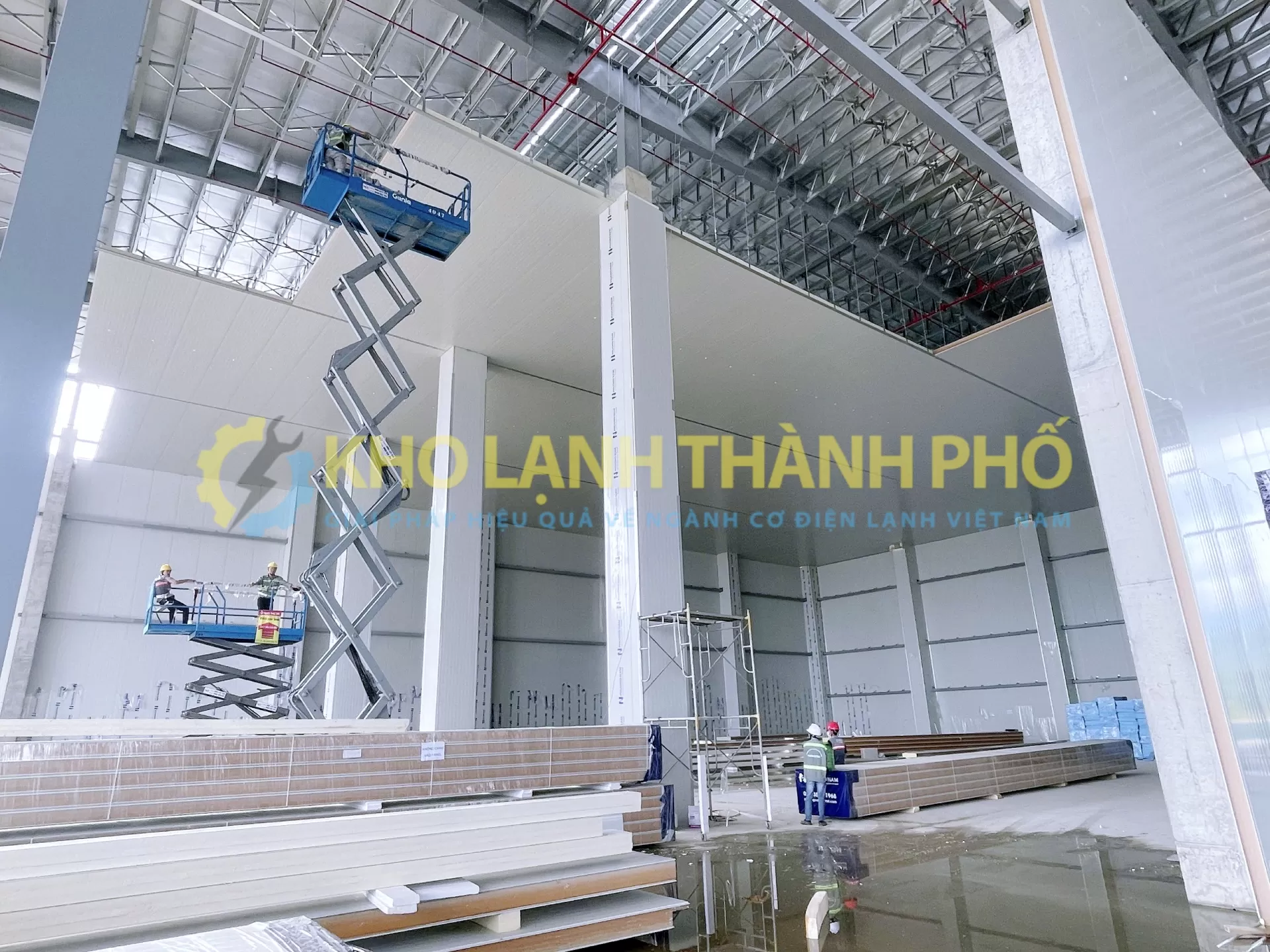 Panel và cửa cách nhiệt trong hệ thống kho lạnh công nghiệp.